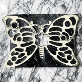 Sous-plat vintage en métal argenté ajouré forme papillon – Léonard Hong Kong