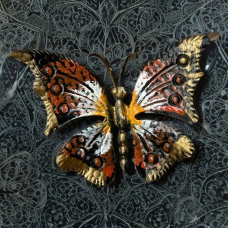 Papillon vintage mural en métal peint à la main – tons orange et doré