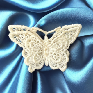 Broche papillon vintage en dentelle – bijou délicat et romantique