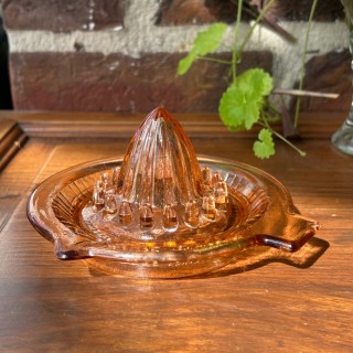 Presse-citron vintage en verre rose saumon – Fabriqué en Belgique