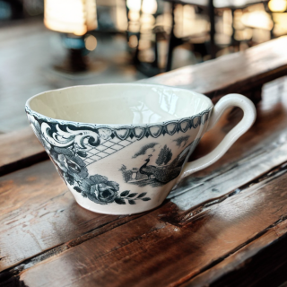 Tasse Peacock en faïence fine – Société Céramique Maestricht Hollande