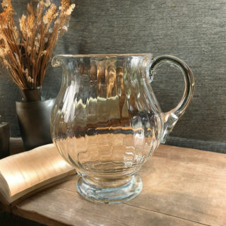 Cruche vintage en verre transparent à anse et côtés cannelés