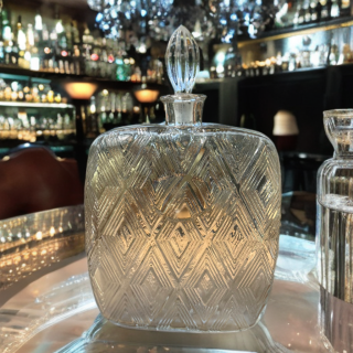Carafe vintage rectangulaire plate en verre à décor losanges et bouchon en verre