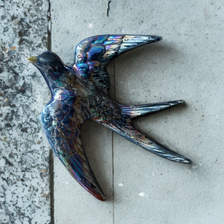 Grande hirondelle murale en céramique bleu irisé