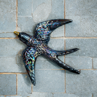 Petite hirondelle murale en céramique bleu irisé
