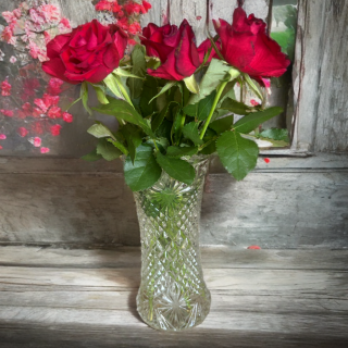 Vase en verre moulé-pressé à décor losanges et étoiles