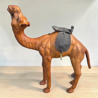Grand dromadaire en cuir moulé sur sculpture en bois