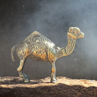 Petit dromadaire vintage en bronze ciselé – Décoration orientale