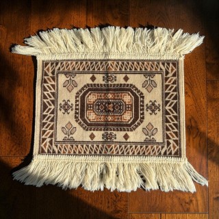 Mini tapis vintage tissé beige et brun à franges