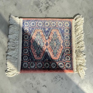 Mini tapis vintage tissé rose, turquoise et bleu marine à franges