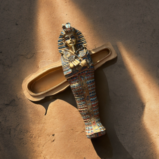 Boîte en résine en forme de sarcophage de Toutânkhamon