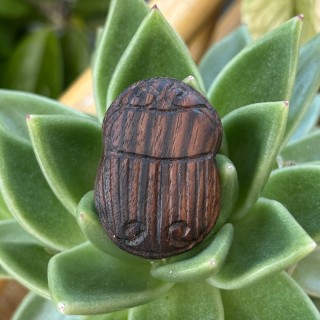 Broche vintage en bois sculpté – Scarabée