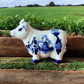 Salière en porcelaine en forme de vache – Décor style Delft peint à la main