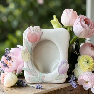 Cadre photo en porcelaine à décor de tulipes en relief