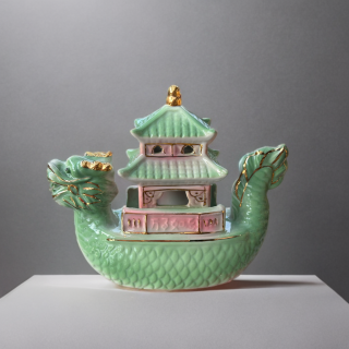 Bateau-dragon avec pagode en porcelaine de Chine