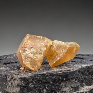 Calcite orange – Deux morceaux avec ancienne étiquette de collection