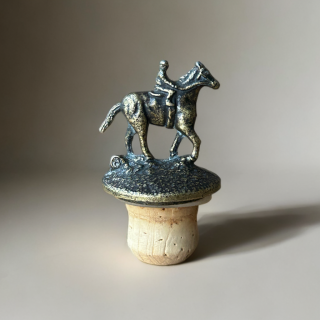 Bouchon Blanton’s en étain bronze, jockey à cheval – Lettre B