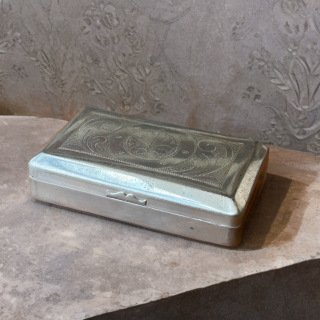 Boîte vintage style tabatière en métal argenté ciselé, feuille d’érable et acanthes