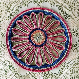 Sous-plat rond vintage en paille tressée, décor fleur rouge et bleu – années 70-80