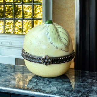 Petite boîte à trésors en forme de pomme verte en porcelaine et laiton