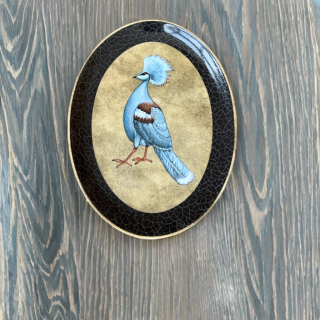 Assiette murale vintage en porcelaine – Goura de Victoria – Henriette