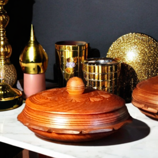 Boîte à épices en bois sculpté
