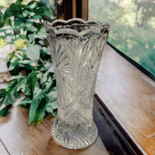 Petit vase en cristal taillé transparent