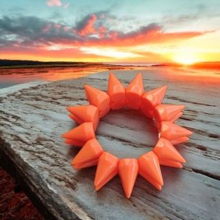 Bracelet en plastique orange en pics.