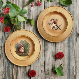 Assiette en bois, décor peint à la main - écureuil ou oiseau