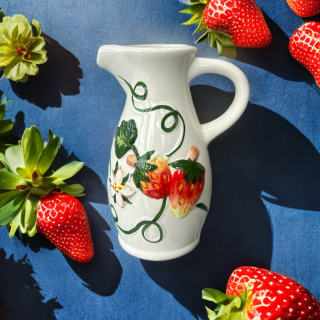 Petit pot à lait vintage Afibel décor fraises en relief