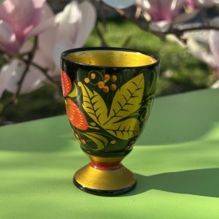 Coquetier artisanal russe en bois peint – décor fraises rouge et or – style traditionnel