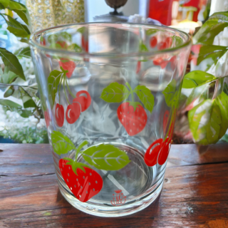 Verre à jus vintage Arcoroc décor fraises et cerises